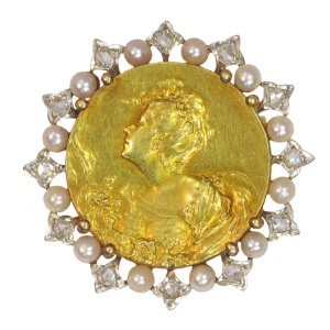 Vintage Elegance: A Glimpse of the Belle Époque in a Brooch